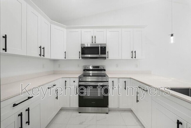 Foto del edificio - 668 Chemstrand St E