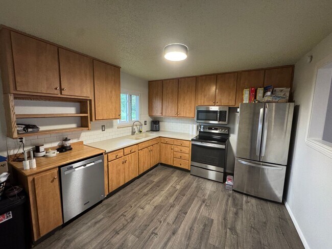 Foto del edificio - Charming 4-Bedroom Ranch with Office, Moun...