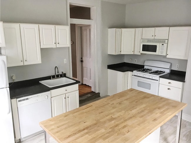 Comedor en la cocina - 817 W Bridge St