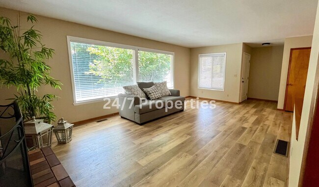 Building Photo - Spacious 4BD I 2BA Home w/ Separate Living...