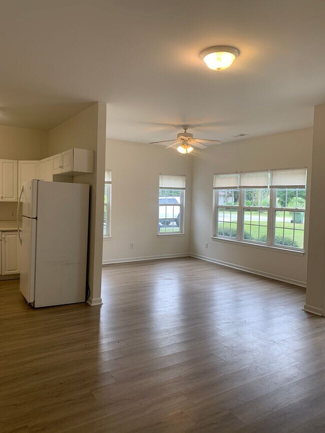 Foto del edificio - $500 OFF 1ST MONTHS RENT! 3 Bedroom 2 Bath House Available now on Charter Drive