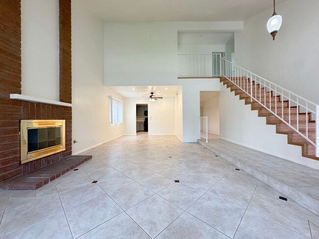 Foto del edificio - 5 bed 4 bath Irvine home