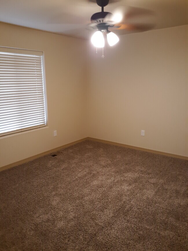 Los tres dormitorios con moqueta y ventiladores de techo. - 2310 Cliffmoor Ln