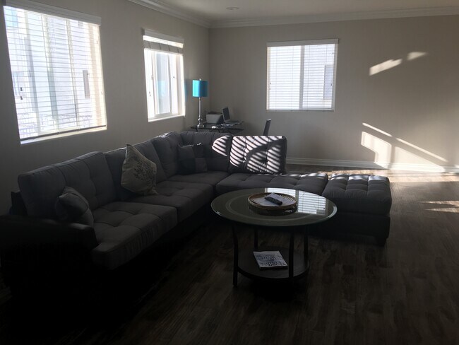 Foto del edificio - 318 N Kenmore Ave