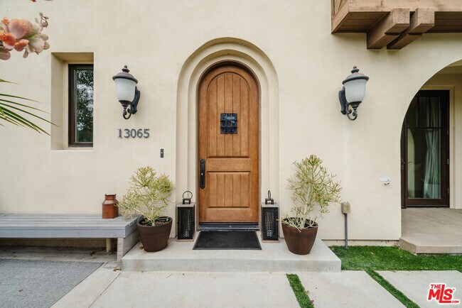 Foto del edificio - 13065 Bluff Creek Dr