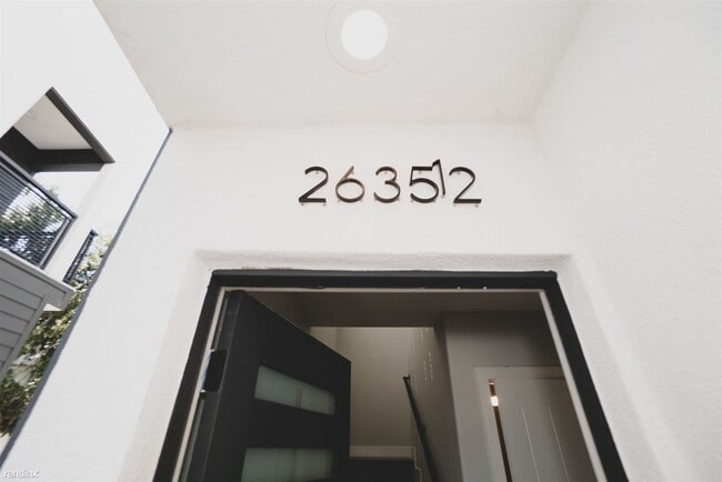 Building Photo - 3 br, 3.5 bath Townhome - 2631 South La Sa...