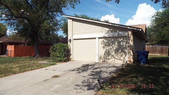 Foto del edificio - 8311 Meadow Fire St