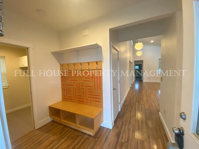 Building Photo - Custom Designed 3 Bed/ 2 Bath Home ! In th...