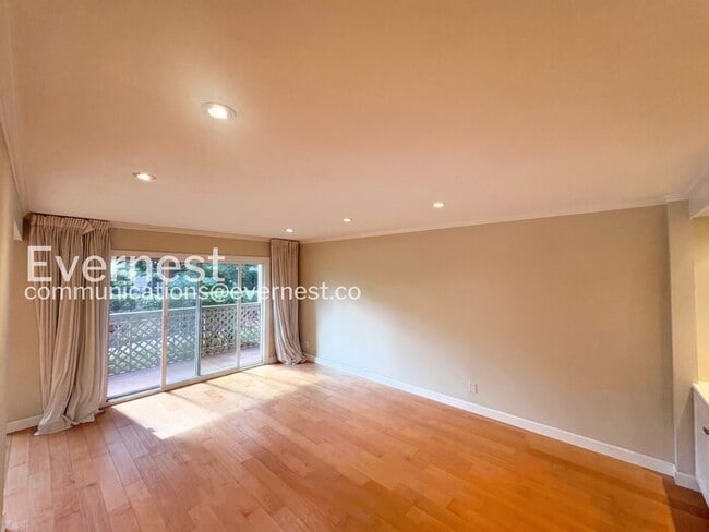 Foto del edificio - 320 N Civic Dr