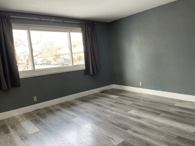 Foto del edificio - 4 Bedroom 2 bath 2 car garage