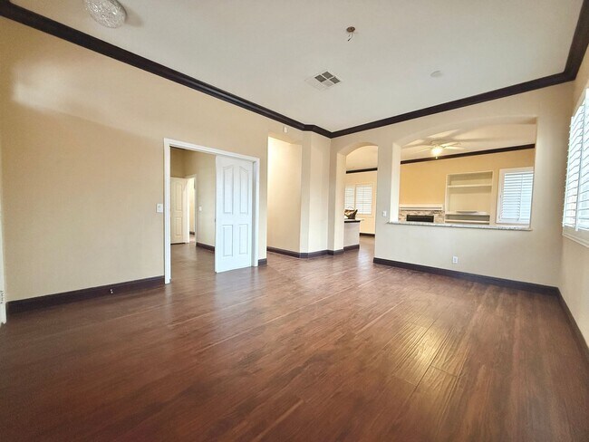 Foto del edificio - Beautiful single-story home featuring a spacious 3-car garage