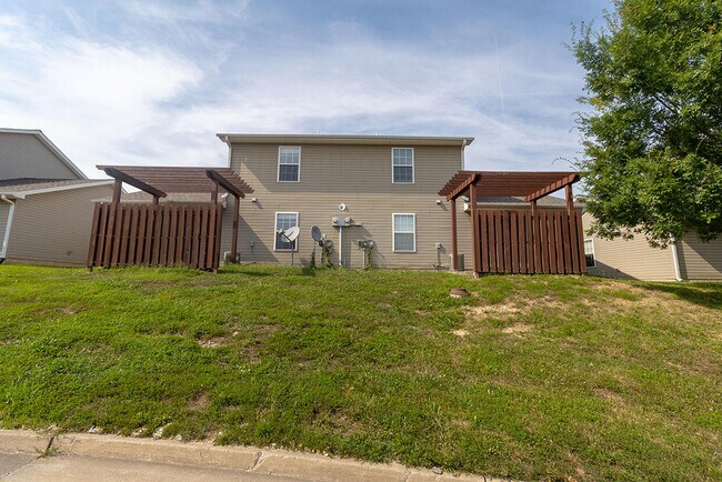 Foto del edificio - 3308 E St Charles Rd