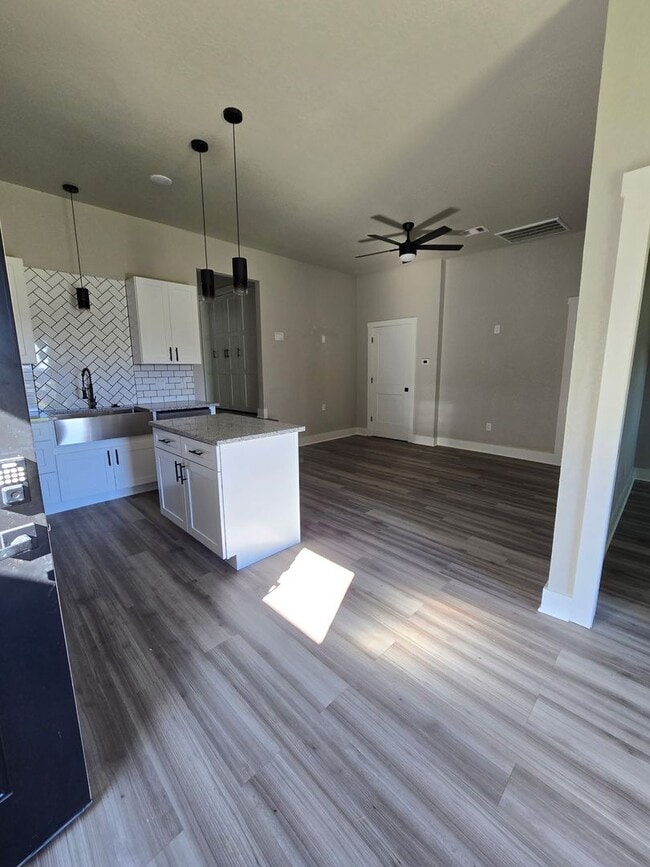 Building Photo - 3 Bed 2 Bath Apartment