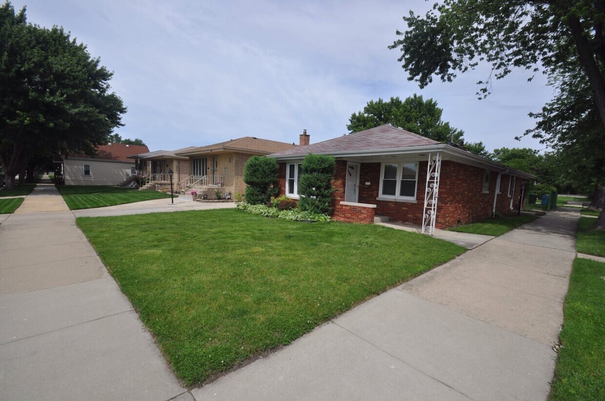 Primary Photo - 11259 S Whipple St