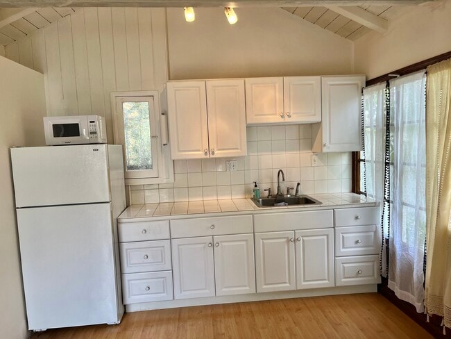 Microwave. Instapot, double hot plate for cooking - 1608 N Vista St