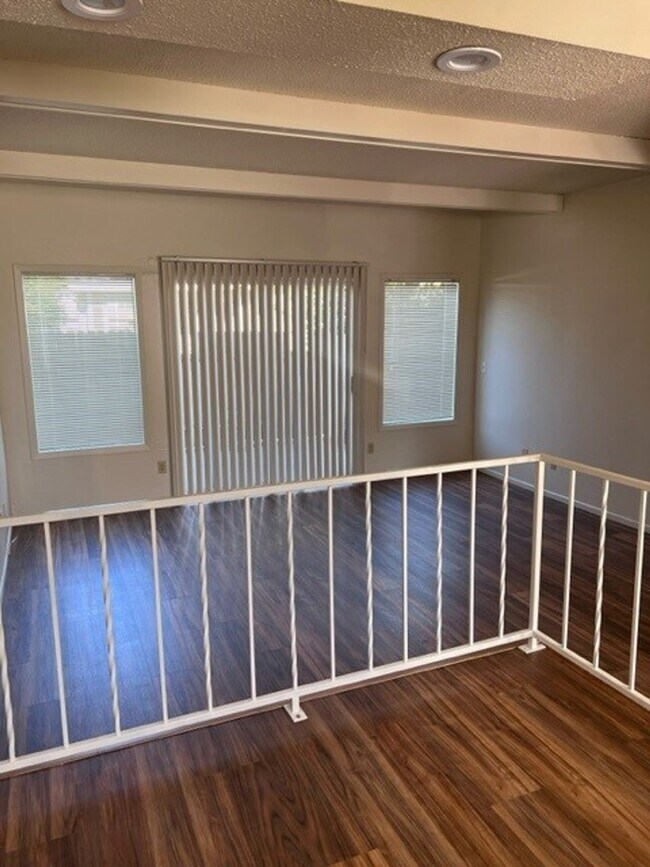 Foto del edificio - FREE RENT! 2x1 Townhome on Miller St S