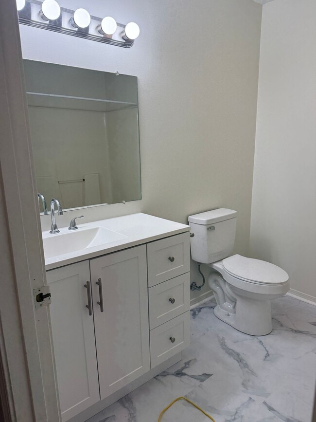 Building Photo - 3 Bedroom/3.5 Bath Townhome