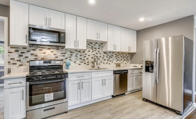 Building Photo - 12120 Valleywood Dr