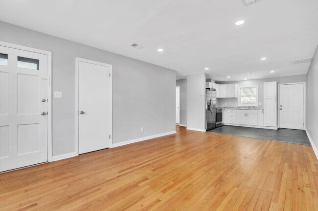 Foto del edificio - 2BR/1BA Townhome with Granite Countertops & Carport $1465/mo rent