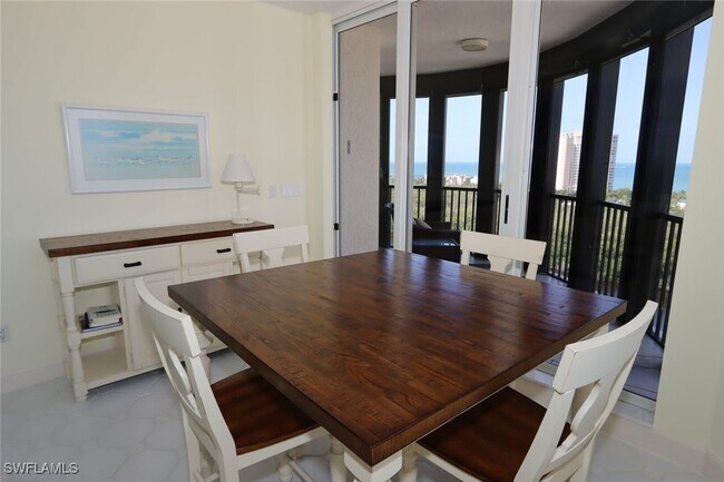 Foto del edificio - 8990 Bay Colony Dr