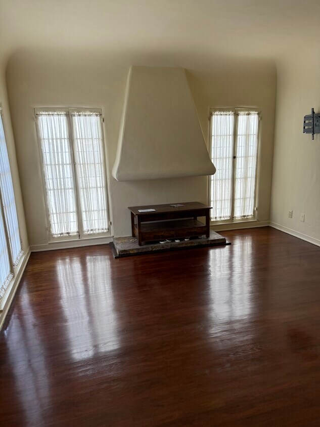 Foto principal - 906 S Curson Ave