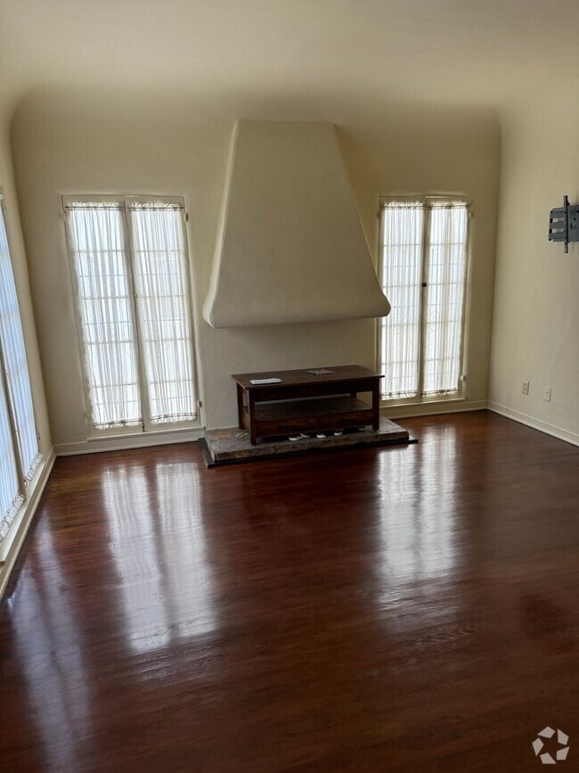 Building Photo - 906 S Curson Ave
