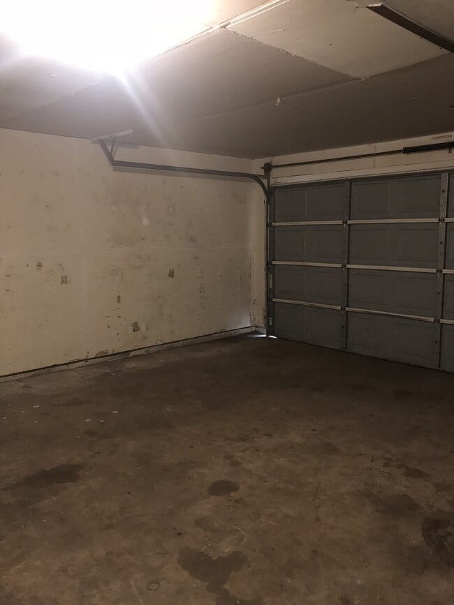 Building Photo - 3 Bedroom 2 Bath