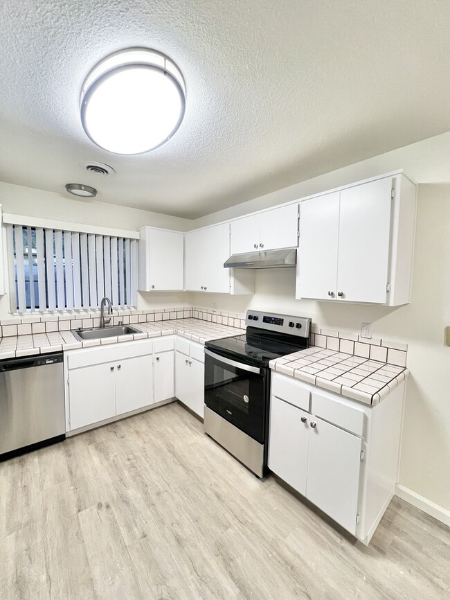 Building Photo - Stunning newly remodeled 2-bedroom 1-bathr...