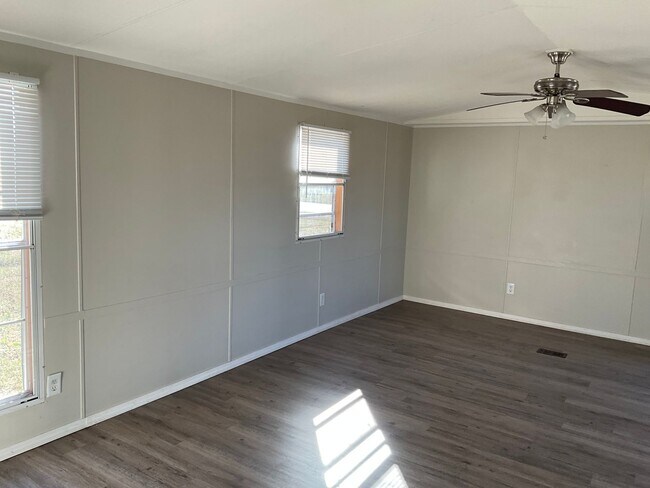 Foto del edificio - Lovely three bedroom two bath mobile home located minutes from the Camp Lejeune back gate in Hubert.
