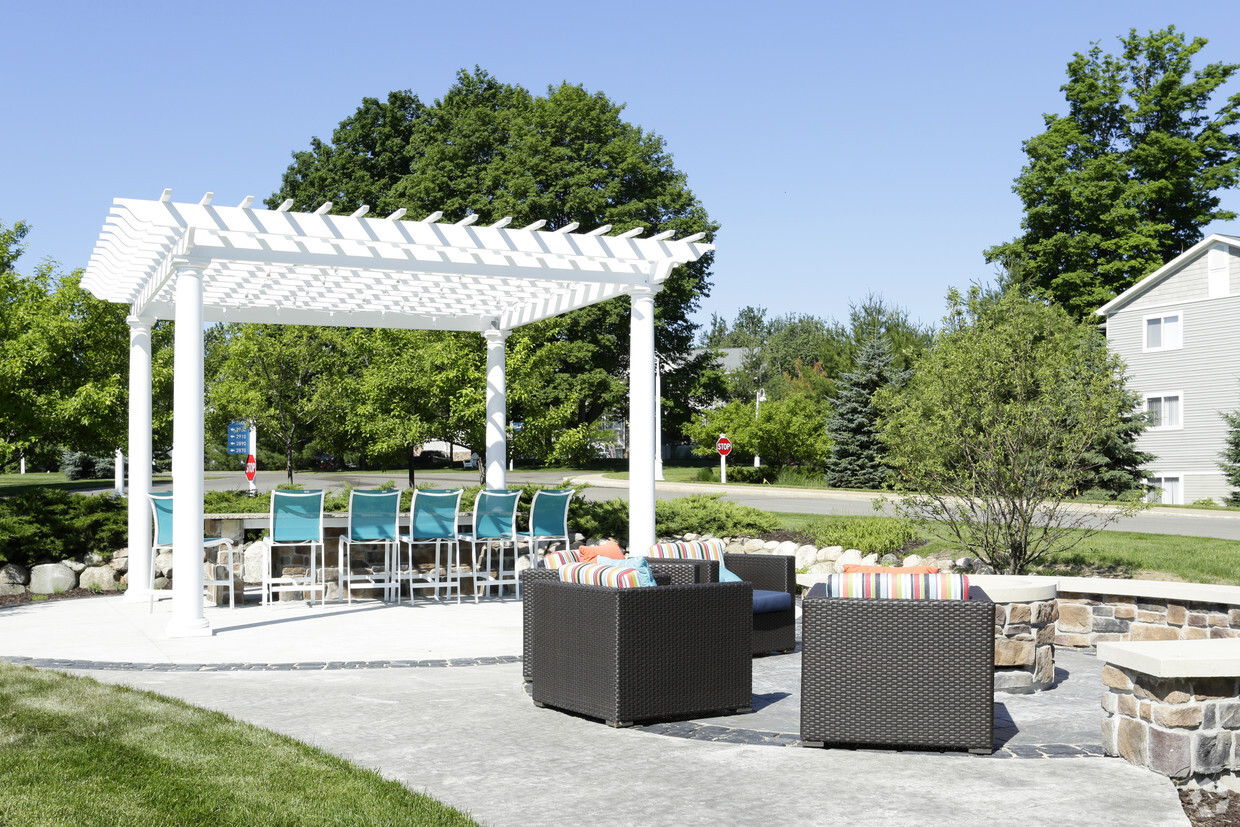 Outdoor Grilling Stations and Lounge - Liv Arbors