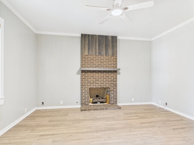 Building Photo - Gorgeous 4/3 in Quiet Neighborhood Utiliti...