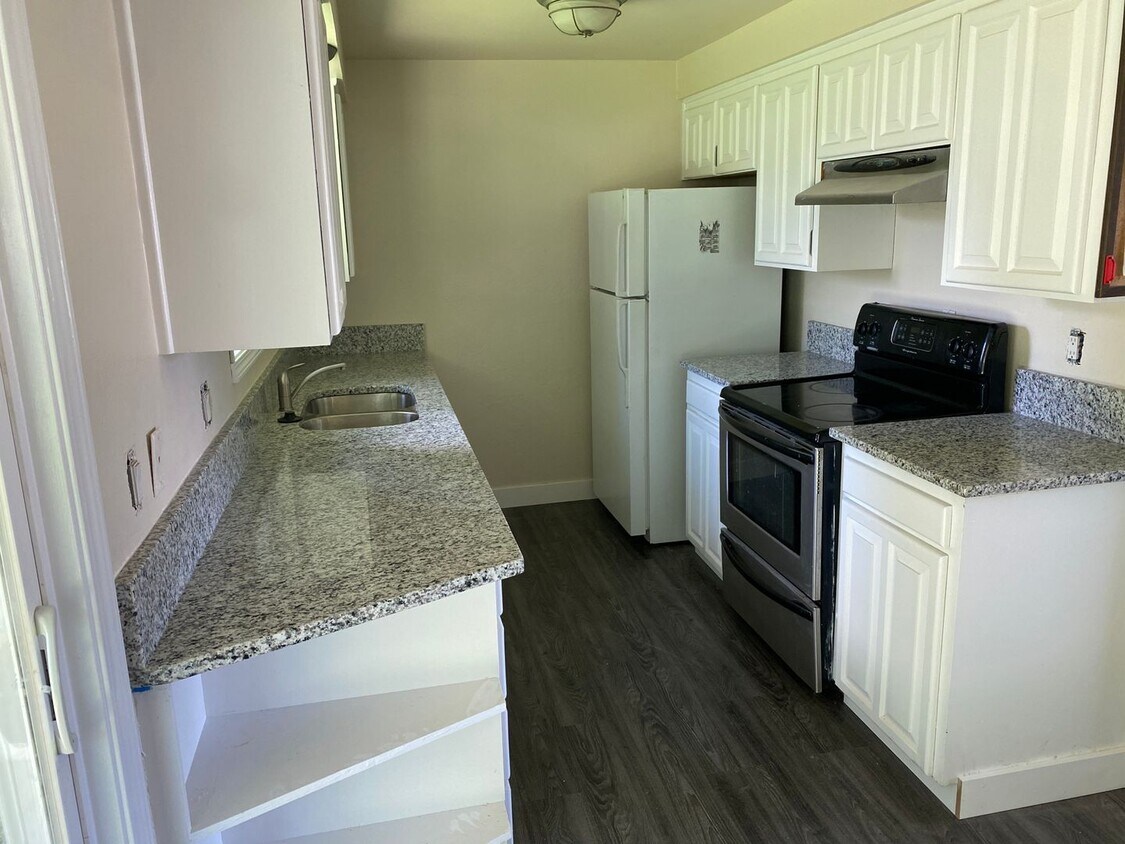 Foto principal - 4 Bedroom, 2 Bathroom House with Large Fenced Backyard, New Vinyl Plank Flooring, Granite Counter...