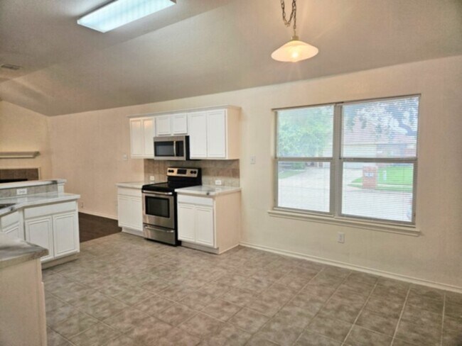 Foto del edificio - Spacious one story 4 bedroom home with com...