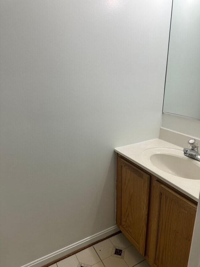 Foto del edificio - Spacious Townhome for Rent! Finished Basement! W/D! Available Now!