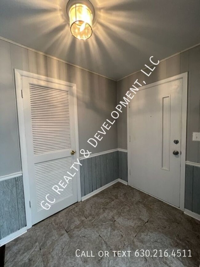 Building Photo - 22W220 Burr Oak Dr