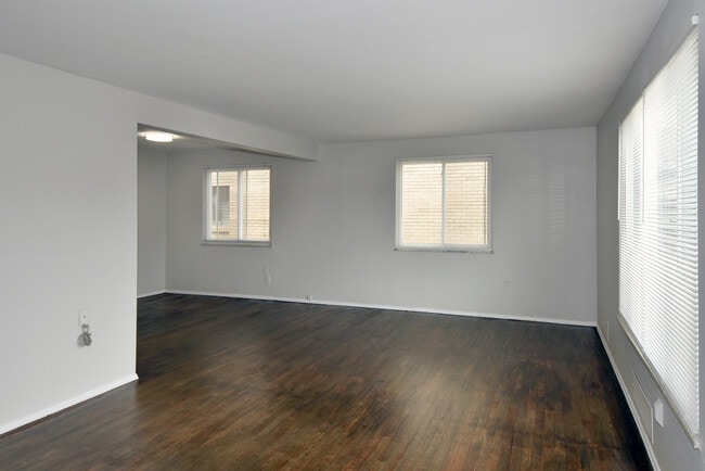 Spacious living room - 3152 Glendale Ave