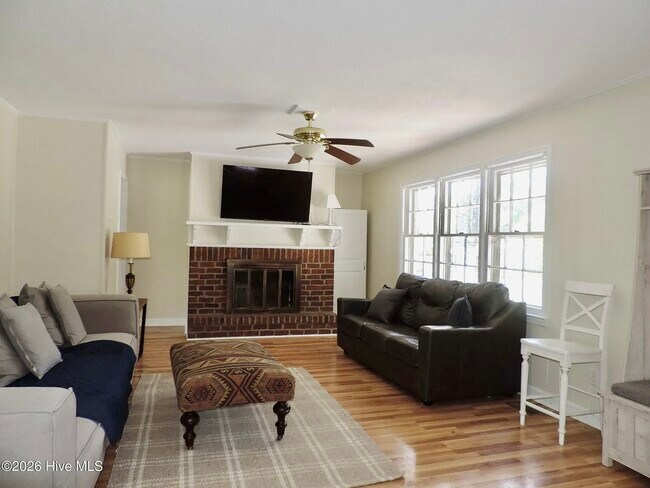 Building Photo - 209 Shoreline Dr