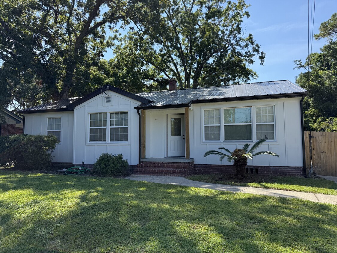 Primary Photo - 2204 Redfern Rd