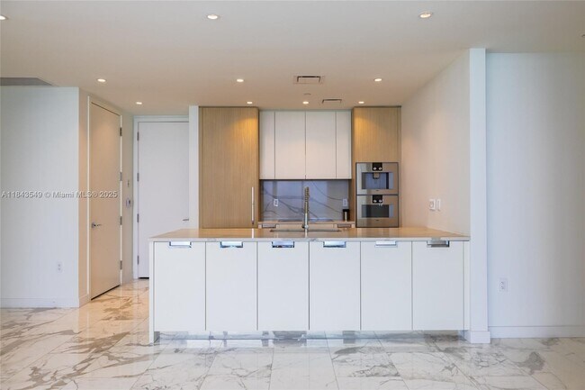 Building Photo - 15701 Collins Ave