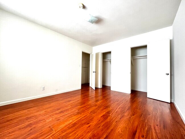 Building Photo - 515 S Serrano Ave