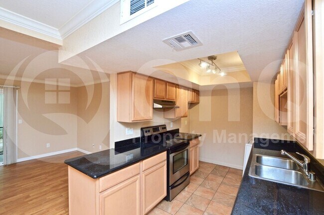 Building Photo - 740 W Elm St