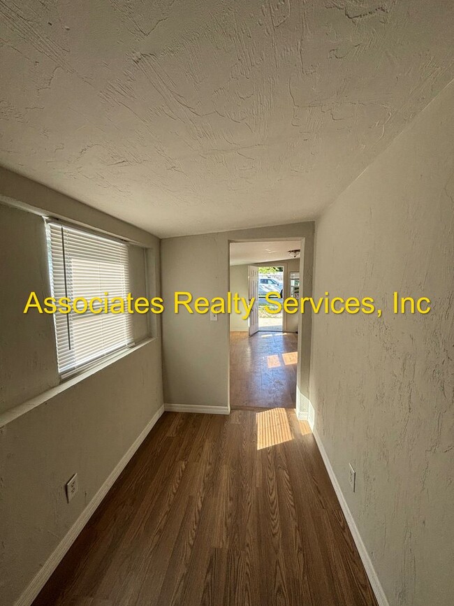 Building Photo - Roberts- Seola Williamsons-  MR82