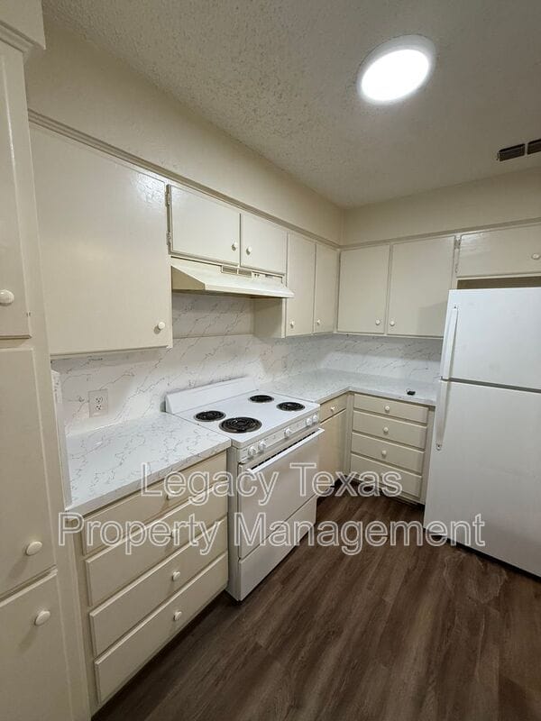 Foto principal - 1118 N Nolan River Rd