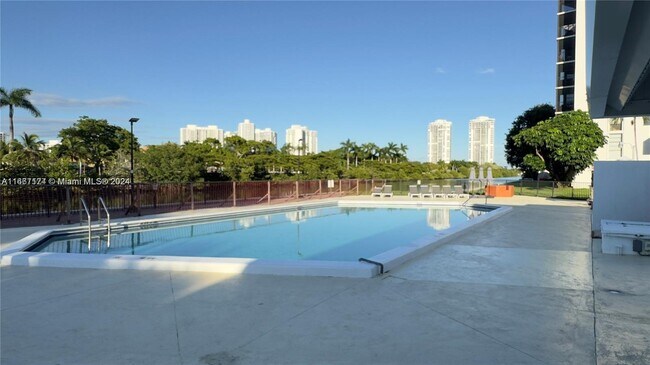 Foto del edificio - 3401 N Country Club Dr