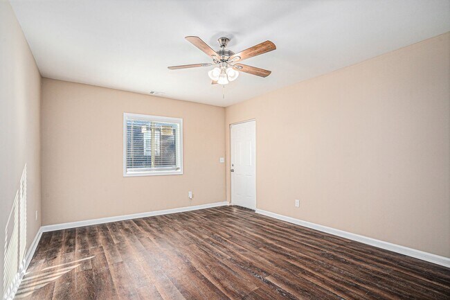 Foto del edificio - 1 Month Free Rent! Fully Renovated 2BR/1BA...