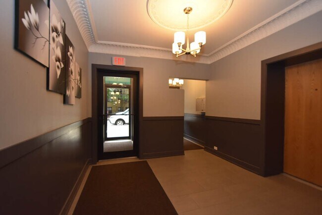 Building Photo - 555 W Arlington Pl