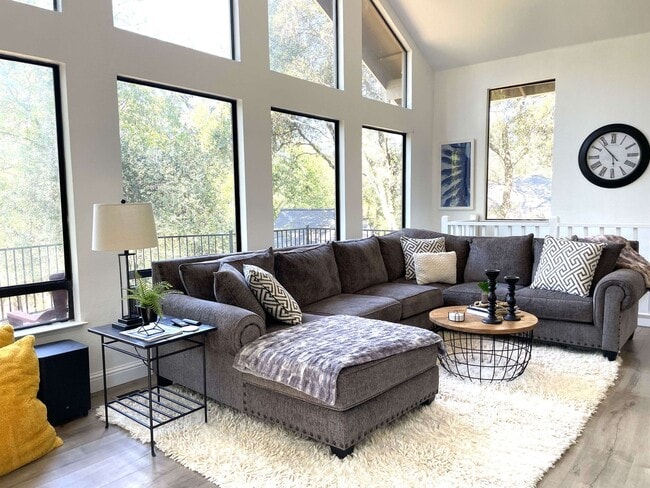 Building Photo - 3 bedroom, 3 bath unfurnished or furnished...