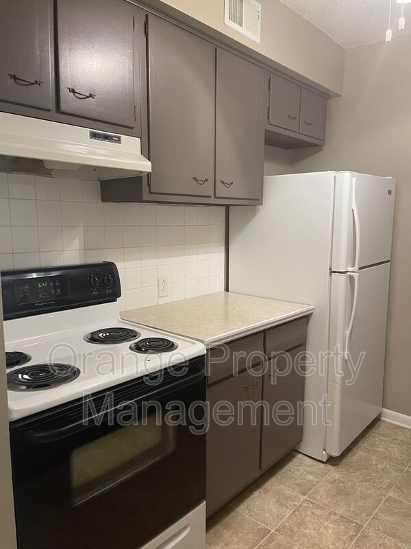 Building Photo - 625 5th Ave