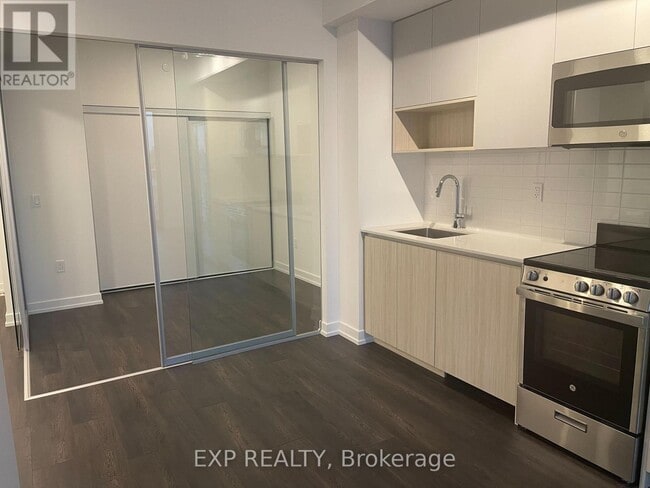 Building Photo - 799 The Queensway