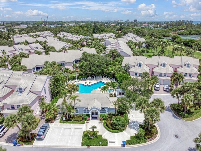 Building Photo - 3007 Fairway Dr N